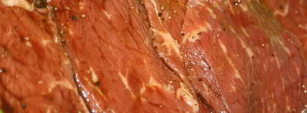 стейки из мраморной говядины на решетке на мангале. Шаг 4