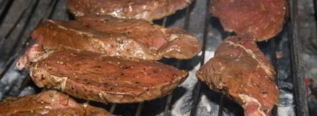 стейки из мраморной говядины на решетке на мангале. Шаг 5