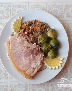 Свиные стейки с грибами и брюссельской капустой