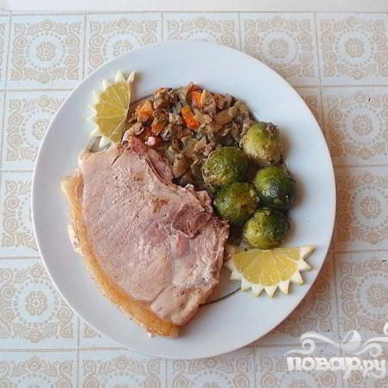 Рецепт свиных стейков с грибами и брюссельской капустой