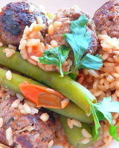 Испанские пикантные тефтели с рисом и стручковой фасолью