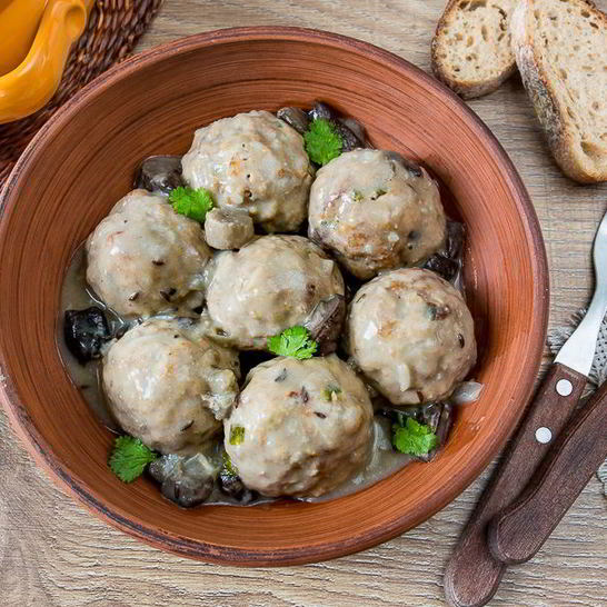 Рецепт нежных тефтелей в грибном соусе