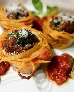 Тефтели в гнездах из спагетти