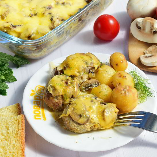 Рецепт тефтелей в грибном соусе под сыром