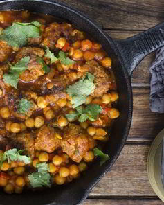 Тефтели в томатном соусе с нутом