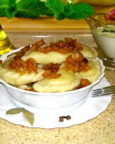 Домашние вареники со сметанно-чесночным соусом и шкварками