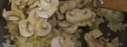 ленивые картофельные вареники с соусом из шампиньонов. Шаг 6