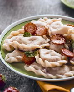 Паровые вареники с клубникой