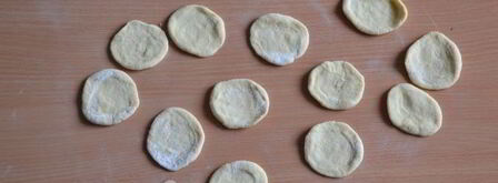 вареники с клубникой на кефире. Шаг 8