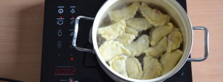 вареники с клубникой на кефире. Шаг 12