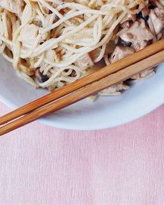 Яичная лапша с курицей и грибами