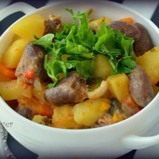Рецепт острого жаркого с куриными сердечками и картофелем