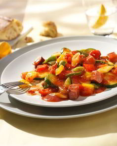 Овощное жаркое с копченой колбасой