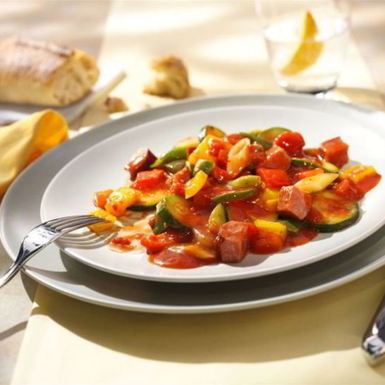 Рецепт овощного жаркого с копченой колбасой