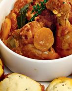 Жаркое из курицы с булочками