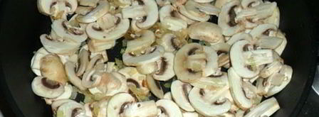 жаркое из курицы с грибами и картофелем в горшочках. Шаг 4