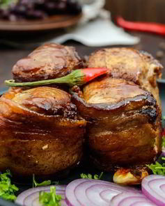 Жаркое из свинины с тимьяном и беконом