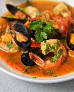 Жаркое с рыбой и морепродуктами в томатном соусе