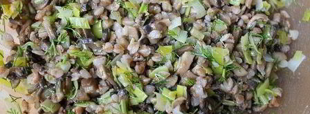 куриные зразы с грибами и гречкой и овощное соте на гарнир. Шаг 6