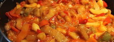 куриные зразы с грибами и гречкой и овощное соте на гарнир. Шаг 11