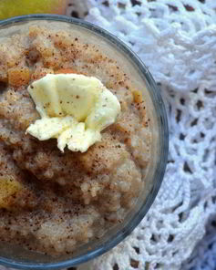 Каша из молотой гречневой крупы с томлеными яблоками