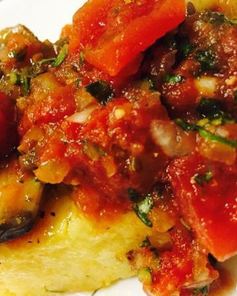 Полента под соусом из грибов и томатов