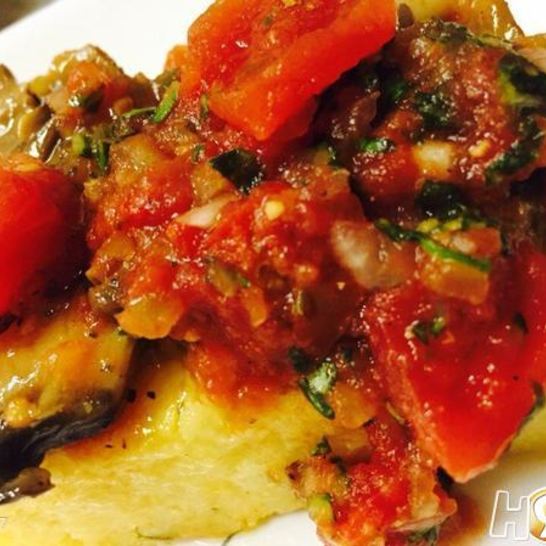 Рецепт поленты под соусом из грибов и томатов