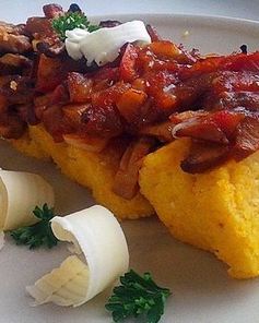 Полента с грибным рагу и овощами