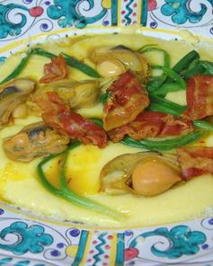 Полента с мидиями и беконом