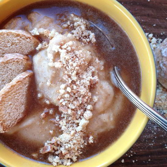 Рецепт грушевой манной каши с имбирем, пряничной крошкой и коричным соусом