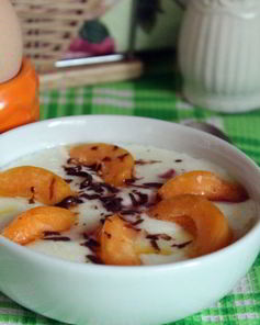 Манная каша с абрикосами, шоколадом и клубничным сиропом