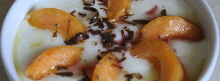 манная каша с абрикосами, шоколадом и клубничным сиропом. Шаг 7