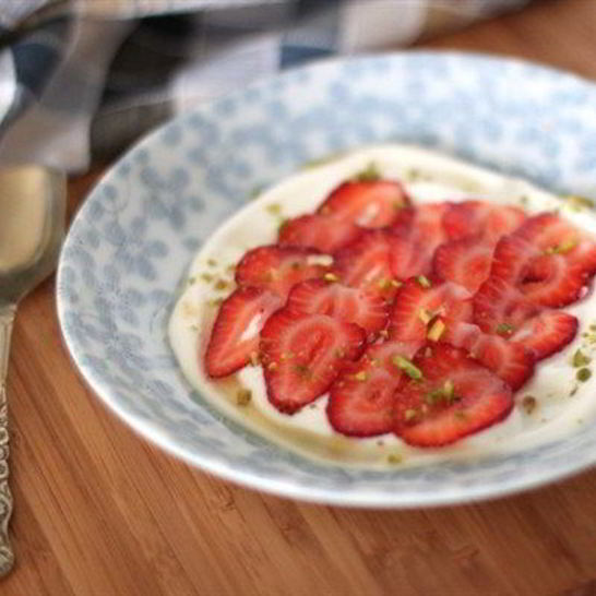 Рецепт манной каши с клубникой и розовой водой