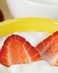 Манная каша с клубникой