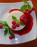 Манная каша с малиной