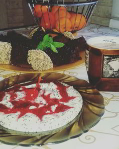 Манная каша с малиновым вареньем