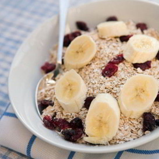 Рецепт быстрой овсянки с ягодами и бананами