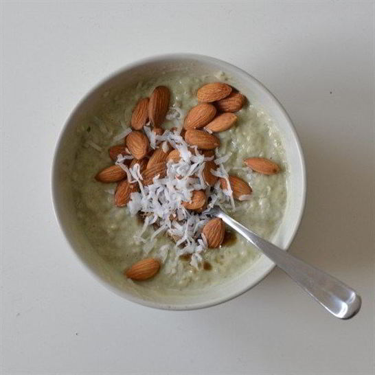 Рецепт кокосовой овсяной каши с матчей и миндалем