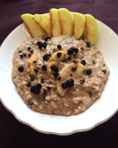 Овсяная каша с антоновкой, сушенной черникой и ревенем
