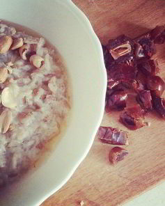 Овсяная каша с финиками