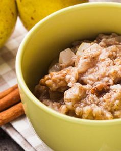 Овсяная каша с корицей и ломтиками груши