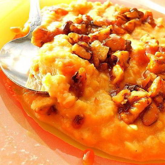 Рецепт овсяной каши с яблоком и карамельными орешками