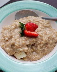 Овсяная каша с яблоком и корицей