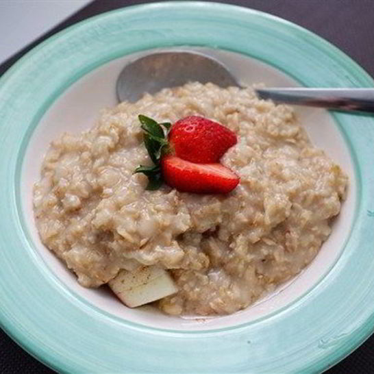 Рецепт овсяной каши с яблоком и корицей