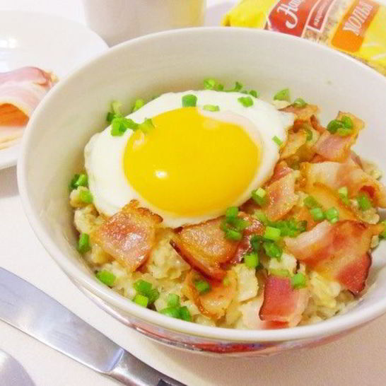 Рецепт пикантной овсянки с беконом и сыром