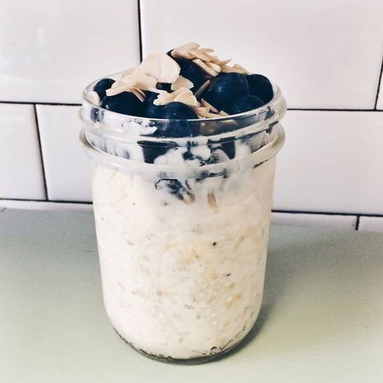 Рецепт сырой овсяной каши с ягодами и миндалем