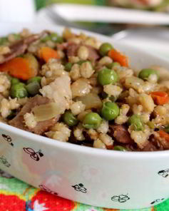 Перловая каша с беконом и зеленым горошком
