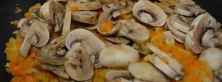 перловая каша с мясом и грибами в горшочке. Шаг 3