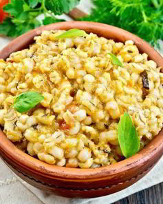 Перловая каша с помидорами и тунцом