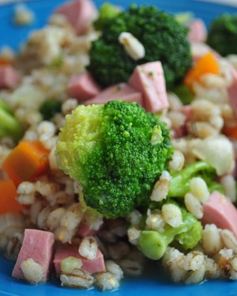 Перловая каша с сосисками и овощами в мультиварке